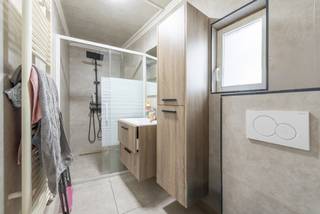 Bent u op zoek naar een ruime woning met 2 slaapkamers, gelegen op een rustige maar goed bereikbare locatie in Gent? Dan biedt deze rijwoning in de Doornzelestraat 18 een interessante opportuniteit voor starters, gezinnen of investeerders.<br /><br />De woning bevindt zich in een aangename woonstraat met een vlotte verbinding naar het centrum van Gent. In de directe omgeving vindt u winkels, scholen, openbaar vervoer en andere dagelijkse voorzieningen, wat zorgt voor een praktische en comfortabele ligging.<br /><br />Bij het betreden van de woning komt u terecht in een bijzonder ruime leefruimte die aansluit op de keuken. Op de eerste verdieping leidt de nachthal naar twee ruime slaapkamers, die voldoende plaats bieden voor een volwaardige slaapkamerinrichting met extra ruimte voor bureau of dressing. Verder bevindt zich hier ook de badkamer met inloopdouche en dubbele lavabo. <br /><br />Asbestattest in aanvraag. <br /><br />Bent u benieuwd naar de mogelijkheden van deze woning? Neem gerust contact op met ons voor meer informatie of een bezoek ter plaatse.
