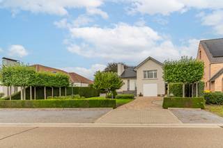 <h2>Vrijstaande woning met tuin van 14 are in een groene, rustige omgeving – Retie</h2>
<p><strong>Landelijk wonen op enkele minuten van de E34</strong></p>
<p>Aan de rand van Retie, in een rustige straat met vrij uitzicht op het groen, ligt deze prachtig onderhouden vrijstaande woning op een perceel van maar liefst 14 are. Dankzij de ligging in Looiend geniet u van de rust en ruimte van het platteland, terwijl u binnen enkele minuten op de E34 (Eindhoven – Antwerpen) zit. Een echte toplocatie voor wie landelijk wil wonen zonder de bereikbaarheid op te geven.</p>
<p>De woning onderging in de loop der jaren verschillende renovaties. Zo werd het dak vernieuwd en liggen er zonnepanelen. Er werd steeds gewerkt met kwalitatieve materialen en het geheel is uitstekend onderhouden: u kunt er zo in. Dankzij de muur- en dakisolatie behaalt de woning een EPC-label C.</p>
<h3>Indeling</h3>
<p><strong>Gelijkvloers</strong><br />Via de inkomhal komt u in de lichtrijke woonkamer en de verzorgde keuken. De keuken is uitgerust met hoogwaardige Miele-toestellen, waaronder een inductiekookplaat en een vaatwasser. De woonkamer sluit aan op een gezellige veranda met screens en een mooi zicht op het groen, een ideale plek om het hele jaar door van de tuin te genieten.</p>
<p>Verder vindt u op het gelijkvloers een apart toilet, een kleine bureau, een grote praktische wasruimte en een technische ruimte. Overal zijn rolluiken geplaatst, met een combinatie van automatische en manuele bediening.</p>
<p><strong>Verdieping</strong><br />Boven bevinden zich twee ruime slaapkamers en een kleinere kamer die momenteel als dressing dient. De badkamer beschikt over een ligbad en een dubbel badmeubel. Via de zolderkamer is er bovendien extra ruimte die kan worden ingericht als bijkomende slaapkamer.</p>
<p><strong>Garage en berging</strong><br />Op het gelijkvloers is een grote garage met automatische poort. Aan de zijkant van de woning staat een carport en in de tuin een tuinberging.</p>
<h3>Comfort en energie</h3>
<p>De woning is voorzien van muurisolatie en dakisolatie. De verwarming werkt op gas. Het EPC-label is C en de elektrische keuring is conform, zodat u met een gerust hart kunt verhuizen.</p>
<h3>Buiten</h3>
<p>De prachtig aangelegde en goed onderhouden tuin is een verhaal apart. Meerdere pergola's zorgen voor gezellige zit- en eethoeken, een grote luifel biedt schaduw en beschutting, en de verwarmde buitendouche is een uitzonderlijke troef in zomer en winter. Het perceel van 14 are biedt alle ruimte voor kinderen, huisdieren, tuinliefhebbers of gewoon om te genieten van de rust.</p>
<h3>Troeven op een rij</h3>
<ul>
<li>Vrijstaande woning op een perceel van 14 are</li>
<li>Rustige, landelijke ligging met zicht op het groen</li>
<li>Enkele minuten van de E34 (Eindhoven – Antwerpen)</li>
<li>EPC-label C, met muurisolatie en dakisolatie</li>
<li>Verwarming op gas</li>
<li>Elektrische keuring conform</li>
<li>Verschillende renovaties, dak vernieuwd, zonnepanelen</li>
<li>Kwalitatieve afwerking en uitstekend onderhouden</li>
<li>Lichtrijke woonkamer met veranda (screens)</li>
<li>Verzorgde keuken met Miele-toestellen</li>
<li>2 ruime slaapkamers, dressing/kleine kamer en zolderkamer (extra slaapkamer mogelijk)</li>
<li>Badkamer met ligbad en dubbel meubel</li>
<li>Grote garage met automatische poort, carport en tuinberging</li>
<li>Prachtige tuin met pergola's, grote luifel en verwarmde buitendouche</li>
</ul>
<p>Interesse of wilt u de woning graag bezoeken? Neem vrijblijvend contact met ons op voor een afspraak.</p>