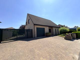 <strong>Geluwe - Ruime villa met grote tuin en 3 slaapkamers</strong><br /><br /><strong>Indeling:</strong><br /><u>- Gelijkvloers:</u> inkomhal, afzonderlijk toilet, woonruimte met aansluitend de keuken, garage<br /><u>- 1e verdiep:</u> 3 slaapkamers en badkamer<br /><br /><strong>Troeven:</strong><br />- 3 slaapkamers<br />- Zuid-Oost gerichte tuin<br />- Garage<br />- Airco aanwezig