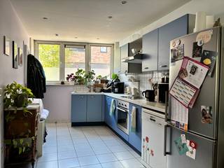 Op zoek naar een leuke woning met drie kamers en een tuin, gelegen in het centrum van Leuven? Interesse om samen te wonen met enkele van je vrienden? Dan is deze ruime woning, die plaats biedt voor 3 personen, een absolute must-see!<br /><br />U komt binnen via de inkomhal met apart gastentoilet. Deze geeft toegang tot de open keuken, die aansluit op de ruime leefruimte met plaats voor een eet- en zitplaats. Van hieruit heeft u toegang tot de aangename, onderhoudsvriendelijke stadstuin. Achteraan de tuin is er een ruime, polyvalente garage dat eventueel dienst kan doen als atelier, fitness, hobbyruimte.. <br />Op de <strong>eerste verdieping </strong>bevindt zich een ruime slaapkamer aan de achterzijde van de woning, de badkamer en een apart toilet. Op de <strong>tweede verdieping </strong>zijn er nog twee ruime slaapkamers.<br /><br />De huurprijs bedraagt € 1650 per maand, zonder gemeenschappelijke kosten. De nutsvoorzieningen zijn ten laste van de huurder. Met een EPC-label C blijft het energieverbruik van deze rijwoning beperkt.<br />De woning is beschikbaar vanaf 05/10/2026, voor minimum 3 jaar.<br /><br />Lijkt deze mooie authentieke woning met 3 slaapkamers en tuin ideaal voor jou en enkele van je vrienden? Maak nu een afspraak via onze online agenda om het appartement te bezichtigen.<br /><br />CO-HOUSING IN DEZE WONING IS TOEGESTAAN MAAR NIET VOOR STUDENTEN (TENZIJ ONDER VOLGENDE VOORWAARDEN):<br />https://www.leuven.be/co-housing-samenhuizen