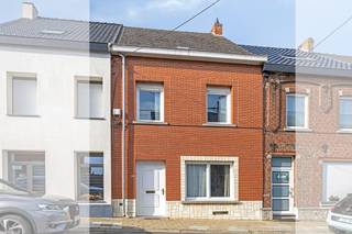 Deze goedgelegen woning heeft een omheinde tuin en een ruime weide (totaal 1600 m²) met prachtig uitzicht. <br /><br />Indeling: kelderverdieping: voorraadkelder; gelijkvloers: ruime woonkamer (45 m²), keuken, berging, badkamer, veranda; verdieping: 2 slaapkamers en doorloopkamer; dakverdieping: zolderruimte.<br /><br />De woning heeft geen renovatieverplichting, maar dient aangepast te worden aan de hedendaagse woonverwachtingen. <br /><br />Elektriciteit is niet conform, recente verwarmingsketel (condensatieketel, aardgas), niet-asbestveilig. <br /><br />Contacteer Roeland voor een bezoek op 0476/34 27 69 of via roeland@woonkantoor.be