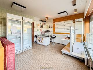 VEELZIJDIG PAND MET COMMERCIËLE MOGELIJKHEDEN en een vlotte verbinding tussen Brakel en Ronse. Deze RUIME EIGENDOM deed jarenlang dienst als...