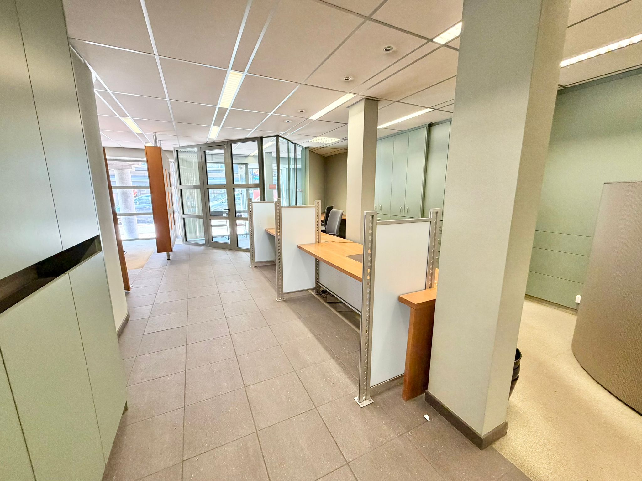Top gelegen handelspand 197m2 met 3 privé parkings - foto 3