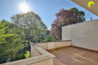 Dit 2-slpk. appartement is gelegen in de Guido Gezellelaan, in een klein gebouw op de eerste verdieping zonder lift (= lage kosten gebouw)...