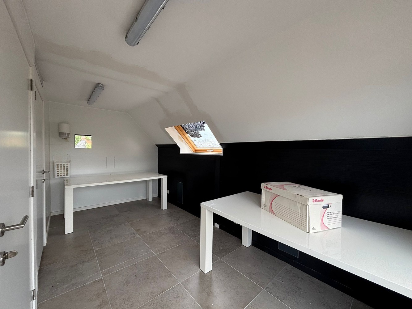 Commercial for rent in Emblem - photo 4