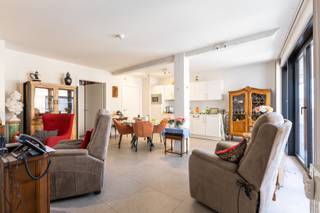 <hr />
<p><strong>Te koop: 5 verhuurde serviceflats in Residentie Coost</strong></p>
<p>Bent u op zoek naar een zorgeloze vastgoedinvestering met een bewezen rendement? Dan is deze unieke opportuniteit iets voor u. In Residentie Coost worden vijf volledig verhuurde serviceflats als één investeringspakket aangeboden, goed voor onmiddellijke huurinkomsten.</p>
<p>Elke serviceflat beschikt over een lichtrijke leefruimte, een volledig uitgeruste keuken, een aparte slaapkamer, een badkamer en een privéterras. De appartementen bieden bewoners alle comfort, privacy en zelfstandigheid in een veilige woonomgeving.</p>
<p>Residentie Coost beschikt over diverse gemeenschappelijke faciliteiten, waaronder een restaurant, wassalon, professionele ondersteuning en tal van sociale activiteiten. Dankzij deze uitgebreide dienstverlening en de bestaande wachtlijst blijft de vraag naar deze woonvorm bijzonder groot.</p>
<p>De residentie is gevestigd in een karaktervol beschermd erfgoedgebouw waar authentieke charme werd gecombineerd met hedendaags wooncomfort. Dit maakt het niet alleen een aangename woonomgeving, maar ook een duurzame investering.</p>
<p><strong>Troeven:</strong><br />• 5 volledig verhuurde serviceflats<br />• Onmiddellijke huurinkomsten<br />• Bewezen en stabiel rendement<br />• Grote vraag dankzij wachtlijst<br />• Privéterras en aparte slaapkamer in elke flat<br />• Uitgebreide gemeenschappelijke faciliteiten<br />• Gelegen in een beschermd erfgoedgebouw</p>
<p>Interesse in deze interessante investeringsopportuniteit? Neem contact op met uw ERA-makelaar voor meer informatie of een persoonlijk gesprek.</p>
