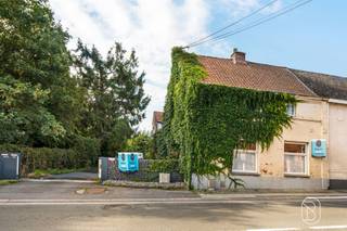 Charmante woning met 2 slaapkamers, tuin en parkeerplaats in Froyennes:Dit huis met twee gevels, gelegen in Froyennes, heeft een bewoonbare oppervlakte van 109 m² en biedt functionele ruimtes en mooie inrichtingsmogelijkheden.De begane grond bestaat uit een woonkamer met zithoek, een open, volledig ingerichte keuken en een badkamer met een ligbad en een wastafel. Een wasruimte met berging maakt deze verdieping compleet en biedt extra opbergruimte.Op de eerste verdieping geeft de overloop toegang tot twee slaapkamers van 13 m² en 7 m², evenals een tweede badkamer van 8 m², die momenteel nog moet worden ingericht.Buiten beschikt het huis over een tuin en meerdere parkeerplaatsen. Er rust een erfdienstbaarheid op het perceel.Technische gegevens: PVC/houten kozijnen met dubbele beglazing, centrale verwarming op gas met condensatieketel, aansluiting op de riolering en een regenwaterreservoir. EPC: F.Een huis met mooie inrichtingsmogelijkheden, ideaal als eerste aankoop of als investeringsproject in Froyennes.