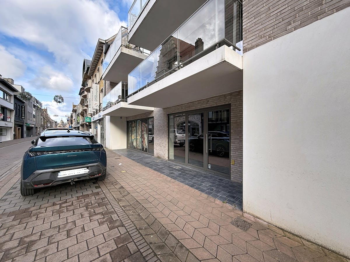 Commercieel gelegen handelspand met parking in hartje Veurne - foto 2