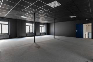 Een investeringskans met zeldzame erfgoedwaarde, op één van de meest strategische locaties van Antwerpen: in het iconische Hansahuis bevindt zich een polyvalente verdieping / authentiek bureel van 350 m², gelegen op een absolute toplocatie aan de Scheldekaaien en de Grote Markt.<br /><br />Het Hansahuis werd voltooid in 1903 en is een markant hoekgebouw op de as van de Ernest Van Dijckkaai, Suikerrui en Kaasstraat. Het werd ontworpen door Joseph Hertogs, één van de meest toonaangevende Antwerpse architecten van zijn tijd, en groeide uit tot een tastbare uitdrukking van de economische bloei die Antwerpen aan het begin van de 20ste eeuw kenmerkte. Vandaag geldt het gebouw als beschermd monument en als een herkenbaar baken binnen het historisch stadscentrum.<br /><br />De statige gevel en torenaccenten, rijke detaillering en het sculpturale karakter geven dit prachtige gebouw een uitstraling die tot op vandaag nog altijd indruk maakt. Dit is geen klassieke kantoorruimte, maar een eigendom met uitgesproken identiteit en een blijvende prestigewaarde.<br />Binnenin bevinden zich authentieke elementen zoals parketvloeren, houten lambriseringen en hoge dubbele deuren. De salons worden gecombineerd met meer eigentijdse werkplekken en vergaderruimtes. Die mix maakt het pand bijzonder geschikt voor wie zoekt naar een locatie met uitstraling, geschiedenis en functionele inzetbaarheid.<br /><br />Neem contact en ontdek het potentieel van dit uitzonderlijke eigendom.