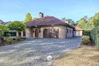<u>Lommel</u>: prachtig landhuis met 3 slaapkamers (mogelijks 4), gelegen in bosrijk villapark op 5 minuten van de Nederlandse grens.
<ul><li>ruime living met kachel/ open haard</li><li>landelijke keuken, voorzien van alle inbouwapparatuur</li><li>grote inpandige garage met sectionaal poort</li><li>slaapkamer en badkamer op begane grond</li><li>2 slaapkamers, badkamer en grote hobbyruimte op verdieping</li><li>grote buitengarage met kelder en carport</li><li>zuidwest georiënteerde privacybiedende tuin met sproei-installatie</li><li>zonnepanelen</li><li>gunstig EPC</li></ul>