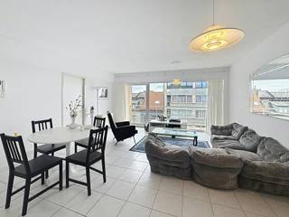 Zoekt u een instapklaar en comfortabel appartement met veel natuurlijk licht, een terras en alle moderne voorzieningen? Dit prachtige appartement op de vijfde verdieping van een verzorgd gebouw met lift combineert een praktische indeling met optimaal wooncomfort.<br /><br />Indeling:<br />-Uitnodigende inkomhal<br />-Lichtrijke leefruimte met toegang tot een ruim terras<br />-Open keuken volledig voorzien van hedendaagse toestellen<br />-Twee volwaardige slaapkamers <br />-Badkamer voorzien van een ligbad met douchefunctie<br />-Afzonderlijk toilet<br />-Berging met aansluiting voor een wasmachine<br /><br />Gemeenschappelijke fietsenberging en afzonderlijk vuilnislokaal in het gebouw<br /><br />Pluspunten:<br />-Gelegen op de 5e verdieping van een verzorgd gebouw met lift<br />-Veel natuurlijke lichtinval doorheen het hele appartement<br />-Gezellig terras<br />-Optie tot overname meubilair<br />-Extra faciliteiten in het gebouw (fietsenberging en vuilnislokaal)<br /><br />Provisie: €75,- syndicus.<br /><br />Ben je geïnteresseerd in dit pand te huur? Ga naar onze website www.dewaele.com en klik op het pand dat je wenst te huren. Via de rode knop "vraag je bezoek aan" vragen we u kort een profiel in te vullen. Daarna nemen we contact op voor een bezoek. Telefonisch kunnen er geen afspraken gemaakt worden.<br /><br />Deze AI-visualisaties zijn bedoeld als inspiratie. Er werd geen rekening gehouden met technische specificaties, stedenbouwkundige voorschriften of de concrete mogelijkheden tot realisatie.