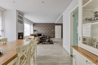 <h2><span>IN OPTIE</span></h2><h2><span><br /></span></h2><h2><span>Instapklare open bebouwing met zonnepanelen, vernieuwde badkamer en zuidwestgericht terras op perceel van 8a77ca</span></h2><p><span>Welkom in deze </span><span>prachtige, instapklare open bebouwing</span><span> met een </span><span>bewoonbare oppervlakte van 189 m² (BVO)</span><span>, gelegen op een ruim </span><span>perceel van 8a77ca</span><span>. Deze </span><span>energiezuinige en deels gerenoveerde eengezinswoning</span><span> combineert hedendaags wooncomfort met een uitstekende ligging nabij alle voorzieningen, de E313, scholen, winkels en openbaar vervoer.</span></p><h3><span>Indeling en comfort</span></h3><p><span>Bij het binnenkomen in de </span><span>ruime inkomhal</span><span> krijgt u meteen een gevoel van licht en ruimte. De woning werd de afgelopen jaren met oog voor detail vernieuwd en afgewerkt met </span><span>kwalitatieve materialen</span><span>.</span></p><p><span>De </span><span>leefruimte</span><span> met </span><span>gezellige inbouwcassette</span><span> bestaat uit een lichtrijke </span><span>zithoek en eethoek</span><span> en sluit naadloos aan op de </span><span>volledig ingerichte keuken</span><span>. Deze is voorzien van een </span><span>inductiekookplaat, oven, dampkap, vaatwasmachine</span><span> en </span><span>ruime kastruimte</span><span>. De keuken is via een </span><span>stijlvolle glazen deur</span><span> afgescheiden van de leefruimte en biedt een mooi </span><span>zicht op de tuin</span><span>. Vanuit de keuken is er ook </span><span>toegang tot de kelderverdieping</span><span>, bestaande uit een </span><span>volledige kelder met CV-ruimte, bergkelder en kruipkelder</span><span>.</span></p><p><span>De </span><span>nachthal</span><span> leidt naar drie comfortabele </span><span>slaapkamers</span><span>, elk voorzien van </span><span>laminaatvloer</span><span>. De </span><span>vernieuwde badkamer</span><span> beschikt over een </span><span>ligbad met douchemogelijkheid</span><span>, modern badkamermeubel en een </span><span>aparte toilet</span><span> in de nachthal.</span></p><p><span>Verder is er een </span><span>praktische wasplaats/berging</span><span>, ideaal voor extra opbergruimte en huishoudtoestellen.</span></p><h3><span>Buitenruimte</span></h3><p><span>Achteraan bevindt zich een </span><span>ruim verhoogd terras</span><span>, volledig </span><span>zuidwest georiënteerd</span><span> en over de </span><span>volle breedte van de woning</span><span>, ideaal voor gezellige zomeravonden of familiebarbecues met een prachtig zicht op de </span><span>volledig omheinde tuin</span><span>.</span></p><p><span>De oprit is </span><span>volledig geklinkerd</span><span> en biedt </span><span>extra parkeermogelijkheid</span><span> voor meerdere wagens. Achteraan bevindt zich een </span><span>vrijstaande garage met berging</span><span> en bijkomende </span><span>buitenbergingen</span><span>.</span></p><h3><span>Technische kenmerken en energie</span></h3><p><span>Deze woning is </span><span>energiezuinig</span><span> dankzij:</span></p><ul><li><span>EPC-label C (score: 273 kWh/m² UC: 3270159)</span></li><li><span>Conforme elektriciteitskeuring</span></li><li><span>Zonnepanelen met 3 thuisbatterijen</span></li><li><span>CV-installatie op aardgas en vernieuwde leidingen</span></li><li><span>Plafonds met geïntegreerde LED-verlichting</span></li><li><span>PVC-ramen met dubbele beglazing (vernieuwd in 2013)</span><span>, voorzien van </span><span>rolluiken</span></li></ul><p><span>De woning is perfect onderhouden en </span><span>instapklaar</span><span> ideaal voor gezinnen die comfortabel en zorgeloos willen wonen.</span></p><h3><span>Besluit</span></h3><p><span>Deze </span><span>degelijk gebouwde en recent vernieuwde open bebouwing</span><span> combineert </span><span>energiezuinig wonen, hedendaags comfort en een gunstige ligging</span><span>. De woning is perfect voor wie op zoek is naar </span><span>een instapklaar huis met karakter, ruimte en een mooie tuin</span><span>.</span></p><p><span>Laat deze kans niet voorbijgaan en ontdek zelf de charme en het comfort van deze prachtige woning!</span></p><p><span> </span></p><p><span>Voor meer informatie of het aanvragen van een bezoek contacteer Lindsey Swennen tel. 0493 50 10 78</span></p><p><span> </span></p><p><span> </span></p>