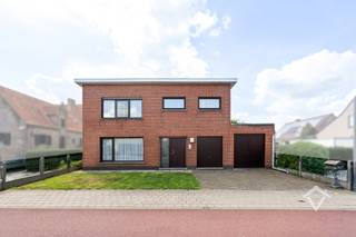 Deze alleenstaande woning is gelegen op een grondoppervlakte van 816 m² te Ichtegem en bestaat uit: oprit - inkomhal - toilet - living - keuken - veranda - berging - wasplaats - dubbele garage - terras - tuin - ruim gemetst bijgebouw met zoldering - nachthal - 4 slaapkamers - badkamer. <br /><br />Troeven van deze woning:<br />- instapklare woning <br />- goede ligging <br /><br />Neem contact met ons op voor een bezoek ter plaatse.