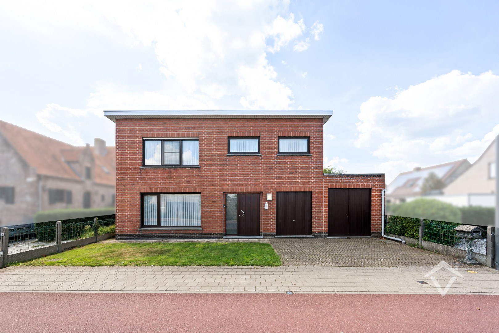 Alleenstaande woning met 4 slaapkamers en dubbele garage te Ichtegem - foto 1