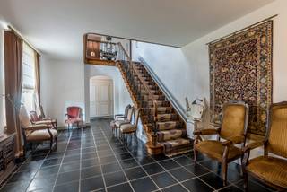 Exclusieve riante villa in het hart van Geel. <br /><br />Bent u op zoek naar een uitzonderlijke eigendom waar ruimte, klasse en topligging samenkomen?<br /><br />Op een ruim perceel in het bruisende hart van Geel bevindt zich deze indrukwekkende, riante villa. <br />Deze statige eigendom onderscheidt zich door haar royale volume (624 m²), talrijke mogelijkheden en uitstekende ligging. Met maar liefst 5 slaapkamers (mogelijkheid voor meer slaapkamers), 2 badkamers en dubbele garage biedt deze villa alle ruimte voor een groot gezin of voor wie graag geniet van een luxueuze woonomgeving. <br /><br />Een bijzondere troef is het afzonderlijke gedeelte met eigen inkom, ideaal voor het uitoefenen van een vrij beroep, thuispraktijk of kantoor aan huis. Hierdoor kunnen wonen en werken perfect gecombineerd worden maar toch met behoud van de nodige privacy. <br /><br />De absolute troeven nog eens op een rij:<br />- Karaktervolle villa met uitzonderlijk veel ruimte<br />- 5 slaapkamers en 2 badkamers<br />- Dubbele garage<br />- Ruim perceel op een toplocatie<br />- Afzonderlijk gedeelte voor thuispraktijk, kantoor, ... met eigen inkom<br />- Geen renovatieverplichting<br /><br />Kortom: een exclusieve woonkans voor wie net dat tikkeltje meer zoekt. <br /><br />Laat u charmeren door de uitstraling en mogelijkheden en plan uw bezoek op het nummer 014 58 02 08 of via info@immovl.be!