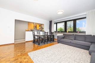 GANSHOREN, à proximité du Shopping Basilix, situé au 1er étage d'un immeuble bien entretenu datant des années 60, découvrez ce bel appartement de...