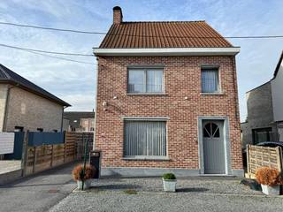 In de Lijsterstraat, op een interessante ligging tussen Waregem (Kortrijk) en Deinze (Gent), bevindt zich deze ruime, deels gerenoveerde woning. Ook het op- en afrittencomplex van de E17 in Kruisem is vlot bereikbaar, waardoor u geniet van een goede verbinding richting verschillende centrumsteden.<br /><br />Via de inkomhal krijgt u toegang tot de leefruimte en de trap naar de eerste verdieping. De ruime leefruimte bevindt zich aan de voorzijde van de woning en is voorzien van een gezellige houtkachel. Dankzij de mooie oppervlakte zijn hier tal van mogelijkheden: een ruime zithoek, grote eettafel en eventueel nog een extra bureau- of speelhoek vinden er moeiteloos hun plaats. Vanuit de leefruimte heeft u bovendien toegang tot de kelder, die voor extra opbergruimte zorgt.<br /><br />Aansluitend bevindt zich de lichtrijke keuken met rechtstreekse toegang naar buiten. Hierachter vindt u de volledig vernieuwde badkamer, uitgerust met een douche, lavabo, apart toilet en aansluiting voor de wasmachine.<br /><br />Op de eerste verdieping bevinden zich drie slaapkamers en een tweede badkamer met ligbad, lavabo en toilet. Vanuit de nachthal bereikt u via een valtrap de zeer ruime zolder. Deze biedt niet alleen heel wat extra bergruimte, maar ook verschillende mogelijkheden naar verdere inrichting toe.<br /><br />Ook buiten is het aangenaam vertoeven. Het overdekte terras vormt een gezellige plek om buiten te zitten en sluit mooi aan op de tuin achteraan de woning. Daarnaast bevinden zich zowel achteraan als naast de woning nog twee extra ruimtes, ideaal als bijkomende bergruimte.<br /><br />Ook aan parkeergelegenheid is er geen gebrek. De ruime oprit naast de woning biedt plaats voor meerdere wagens en geeft toegang tot de garage, voorzien van een automatische poort. Laadpaal is hier ook aanwezig. <br /><br />Bent u op zoek naar een ruime woning met een gunstig EPC, die reeds deels werd gerenoveerd maar die u verder kunt inrichten volgens uw eigen smaak?<br /><br />Neem dan contact met ons op voor meer informatie of om een bezoek ter plaatse in te plannen.