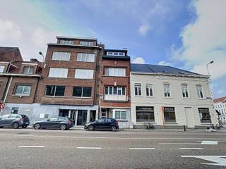 Volledig gerenoveerd flat, gelegen op de 2e verdieping in een kleinschalige residentie.<br /><br />Deze gezellige flat bestaat uit een lichtrijke leefruimte, keuken dewelke volledig uitgerust is met een keramisch kookvuur, dampkap, spoelbak, koelkast met vriesvak en microgolf. Daarnaast is er slaapkamer met aansluitend een badkamer met douche en lavabo. Er is een aparte gastenwc in de inkomhal.<br /><br />Het appartement heeft ook een klein, zonnig terras.  <br /><br />Dit appartement is beschikbaar vanaf 01/12/2025! <br /><br />De huurprijs bedraagt 775 euro per maand. Forfait van 25 euro voor de gemeenschappelijke lasten. Alle verbruik is individueel.<br /><br />Interesse? Plan je bezoek in via onze website www.living-stone.be!