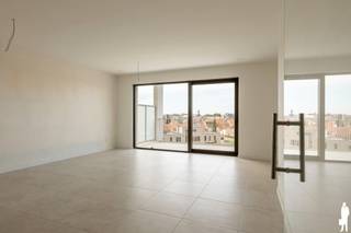 <p><strong>DEZE ZOMER NOG UW NIEUWE THUIS IN RESIDENTIE TAMBOER? <br /></strong><strong>De werken zijn in volle uitvoering, en de oplevering wordt verwacht rond september '26. <br /><br />Tamboer– Een gezellig thuis om buitengewoon te leven.<br /></strong>In het bruisende hart van Turnhout, waar geschiedenis en stadsleven elkaar ontmoeten, verrijst op dit moment <strong>Residentie Tamboer: </strong>Een stijlvolle nieuwbouwresidentie die naam en inspiratie ontleent aan de tamboer: de trommelaar die het ritme aangeeft en de stoet voorgaat. Net als de tamboer, zet dit project de toon voor modern en comfortabel stadswonen.</p>
<p><strong>De maat van het stadsleven<br /></strong>Residentie Tamboer ligt binnen de ring van Turnhout, omringd door water, groen, en wandelpaden. Alles wat Turnhout te bieden heeft, bevindt zich op wandelafstand: van de Grote Markt, tot het Stadspark. Hier woont u middenin het kloppende hart van de stad, zonder in te boeten op rust en privacy.</p>
<p><strong>Architectuur met karakter<br /></strong>Het ontwerp combineert eigentijdse lijnen met warme materialen en groene gevels, waardoor het gebouw naadloos aansluit bij de levendige stadsomgeving. Grote ramen zorgen voor overvloedig daglicht en een open gevoel, en op de échte leefterrassen wordt het heerlijk vertoeven. Elk appartement is doordacht ingedeeld, met aandacht voor ruimte, comfort en energie-efficiëntie.</p>
<p><strong>Troeven op een rij<br /></strong><strong>Centrale ligging</strong> – op enkele stappen van winkels, horeca en openbaar vervoer<br /><strong>Moderne afwerking</strong> – kwalitatieve materialen en tijdloos ontwerp<br /><strong>Energiezuinig wonen</strong> – lage energiekosten en toekomstgerichte technieken<br /><strong>Privé buitenruimte</strong> – Een écht leefterras bij elk appartement<br /><strong>Ondergrondse parkeermogelijkheid én grote fietsenstalling</strong></p>
<p><strong>Leef mee op het ritme van Turnhout</strong><br />Of u nu houdt van het levendige stadsleven of van rustige momenten thuis: in Residentie Tamboer bepaalt u zelf het tempo. Dit is dé kans om te wonen of investeren op een locatie waar comfort, stijl en stadsdynamiek samenkomen. <br /><br /><strong>Oppervlaktes en prijzen</strong><br />Er zijn verschillende appartementen, met keuze uit <strong>2 of 3 slaapkamers en riante (hoek)terrassen.</strong> Oppervlaktes beginnen vanaf 89m² en gaan tot 121m², telkens exclusief de ruime terrassen tot maar liefst 61m². <strong>Prijzen starten in deze fase vanaf € 271.400,</strong> excl. parking en aankoopkosten. <br /><br /><strong><span>Inmiddels is ook fase 2 gelanceerd:</span> Hier starten de prijzen vanaf € 227.900 voor oppervlaktes vanaf 69 m², </strong>exclusief parking en aankoopkosten. Een aantal appartementen zijn uitermate geschikt als <strong>investering</strong>. En ook <strong>starters </strong>of <strong>alleenstaanden </strong>vinden hier zeker hun ding.</p>
<p><strong>Wie is de projectontwikkelaar?</strong> DC Belgium is al decennia een toonaangevende ontwikkelaar. Zij behoren tot de top van de Belgische vastgoedontwikkelaars en staan voor betaalbare kwaliteit, een gevarieerd woonaanbod en veel aandacht voor groen. Deze jarenlange ervaring garandeert gemoedsrust: U bent verzekerd van een persoonlijke begeleiding doorheen het volledige aankoopproces en een afwerking tot in de puntjes.<br /><strong><span><br /><span>U geniet bij uw aankoop een volledige wettelijke bescherming dankzij de Wet Breyne (woningbouwwet). We lichten dit graag persoonlijk toe, of u kan alvast meer informatie nalezen via www.deboerenpartners.be/wet-breyne </span></span><br /><br /></strong></p>