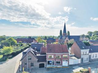 Deze eigendom bevindt zich "onder de kerktoren" van het landelijk en immer rustige Sint-Goriks-Oudenhove. Wie houdt van de natuur kan in de omgeving volledig tot rust komen aan de voet van de Vlaamse Ardennen, met oa. tal van wandel- en fietsroutes. Het winkelcentrum, station, ziekenhuis,... van Zottegem zijn vlot, op enkele minuten, bereikbaar met de fiets of wagen.<br />Het perceel heeft een oppervlakte van 317m², met aangenaam zuidgericht terras en tuinzone. Het ruime woonhuis met kleine handelsruimte (voormalig kapsalon) onderging doorheen de jaren wat renovaties/opfrissingswerken.<br />Indeling: multifunctionele ruimte (inkomhal), lichtrijke woonkamer met zicht op de tuin, keuken in L-vorm, badkamer met lavabo en douche, apart toilet, verschillende bergruimtes en een grote (doorrij) garage. De verdieping telt vier slaapkamers, badkamer met lavabomeubel, ligbad en toilet. Zeer grote zolder, toegankelijk met vaste trap, welke uitbreidingsmogelijkheden biedt. Boven de bergruimtes van het gelijkvloers is er nog een grote multifunctionele zolderruimte (ideaal voor hobbyist). Tuin aanwezig voorzien van privacy.<br />INSTAPKLARE WONING ZONDER RENOVATIEVERPLICHTING AAN EEN JUISTE PRIJS/KWALITEITSVERHOUDING!!<br />EPC: 381 kWh/(m² jaar), energielabel D, geen renovatieverplichting. Woongebieden met landelijk karakter, geen vergunning uitgereikt, geen verkavelingsvergunning uitgereikt, geen voorkooprecht, geen rechterlijke herstelmaatregel of bestuurlijke maatregel opgelegd. P-score: A, G-score: A, geen risicozone voor overstromingen.<br />U kan de beschikbare attesten bij verkoop downloaden via de website janssens-leroy.be.