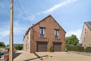 Are you looking for a kangaroo home or do you simply want plenty of space for your large family in a green environment? This spacious renovated...