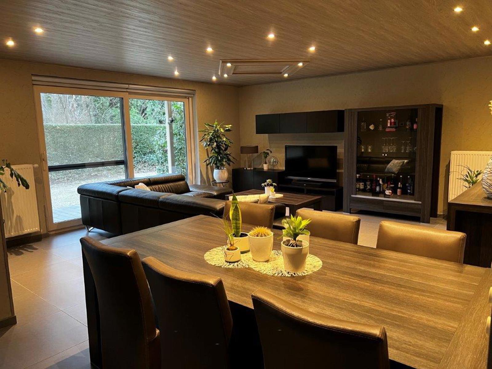 Mooi gelijkvloers appartement met 2 slaapkamers en terras. - foto 4