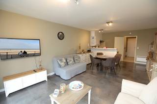 Ce studio est situé dans la résidence Strandweghe près du Zeedijk de Mariakerke-Oostende.<br />Charges communes : seulement 26 €/mois.<br />Commerces, restaurants et transports publics accessibles à pied.<br />Le studio situé au rez-de-chaussée propose un couchage pour 4 personnes.<br />Le studio a été rénové et est en excellent état.<br />Stationnement gratuit de l'autre côté de la rue.<br /><br />Mise en page:<br />- Hall d'entrée avec toilettes séparées<br />- Salon et salle à manger lumineux avec beaucoup de lumière, avec un lit pliant pour 2 personnes.<br />- Cuisine ouverte rénovée avec l'équipement électrique nécessaire (four, cuisinière électrique, lave-vaisselle, ...)<br />- Coin nuit avec possibilité de placer un lit superposé.<br />- Salle de bain rénovée avec lavabo et baignoire avec douchette, branchement pour machine à laver.<br /><br />Electricité : SELON L'AREI<br />Possibilité de reprendre les meubles.<br />Le bâtiment est libre de charges majeures.<br />Le studio est intéressant comme location permanente ou location de vacances.<br />Demandez-nous les rendements !<br /><br />Si vous souhaitez visiter ce studio prêt à emménager, merci de nous contacter par e-mail à nicolas@jolieinvest.be ou par téléphone au 0495/50.69.20