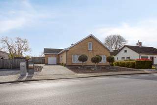 <span><span>In de Bruggestraat te Eernegem bieden wij u deze instapklare bungalow aan, gelegen op een centrale locatie met een vlotte verbinding naar omliggende gemeenten en belangrijke invalswegen.<br />De woning bevindt zich op een ruim perceel van 750 m² en beschikt over een aangename, <strong>zuid-oostgerichte tuin</strong> – ideaal voor wie op zoek is naar rust, ruimte en optimaal buitenleven. Binnenin geniet u van een<strong> lichtrijke leefruimte</strong>, wat ongetwijfeld één van de grote troeven van deze woning is.<br />De bungalow telt momenteel <strong>drie ruime slaapkamers</strong>, met bovendien de mogelijkheid om op de zolderverdieping nog<strong> twee extra kamers te creëren</strong>.<br />Met een EPC-label D is er geen renovatieverplichting van toepassing.<br /><br /><u>Indeling:</u></span></span>
<ul>
	<li><span><span>Gelijkvloers: inkomhal – lichtrijke living – keuken – badkamer – apart toilet – 3 slaapkamers (waarvan 1 nu bureau) – inpandige garage.</span></span></li>
	<li><span><span>Zolder: uitbreidingsmogelijkheden.</span></span></li>
</ul>
<span><span><u>Troeven:</u></span></span>

<ul>
	<li><span><span>Ruim perceel van 750 m²;</span></span></li>
	<li><span><span>Zuidgerichte tuin;</span></span></li>
	<li><span><span>Volledig gelijkvloers wonen;</span></span></li>
	<li><span><span>Centrale ligging met goede bereikbaarheid; </span></span></li>
	<li><span><span>Geen renovatieverplichting.</span></span></li>
</ul>
<span><span>Hebben we uw interesse gewekt? Wenst u meer info of een bezoek ter plaatse? Aarzel dan niet en contacteer ons kantoor op het nummer 051 50 11 51 of mail naar diksmuide@diksimmo.be. </span></span>