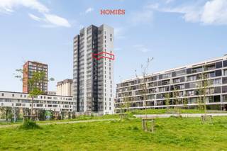 Met plezier bieden we u dit prachtige appartement aan in het recente gebouw De Lucid, gelegen op de 13de verdieping, met schitterende vergezichten over de Leuvense binnenstad. Het appartement bevindt zich op een rustige ligging aan de Leuvense Vaartkom en op wandelafstand van het bruisende centrum en het station, wat zorgt voor een ideale combinatie van rust en bereikbaarheid. Binnenin geniet u van vloerverwarming en een aangename leefruimte met drie slaapkamers, waaronder één ruime en twee kleinere kamers. De lichtrijke leefruimte geeft bovendien toegang tot een ruim terras, waar u kan genieten van het open uitzicht over Leuven. De indeling wordt verder aangevuld met twee badkamers: een volledig uitgeruste badkamer met bad, toilet en dubbele lavabo, en een tweede badkamer met douche en lavabo. Daarnaast is er ook een apart gastentoilet voorzien. Het comfort wordt verhoogd door twee ondergrondse staanplaatsen, 3 fietsstaanplaatsen en een privatieve kelder op niveau -1. Het appartement wordt onbemeubeld verhuurd, met uitzondering van enkele praktische voorzieningen zoals een dubbel bed met nachtkastjes, gordijnen, een zetelbed, wasmachine en droogkast. De nutsvoorzieningen voor water en elektriciteit dienen apart afgesloten te worden. Voor verwarming en algemene kosten geldt een maandelijkse provisie van €150. Het appartement is beschikbaar vanaf 1 augustus 2026. Wenst u graag een bezoek of extra informatie? Aarzel dan zeker niet om contact op te nemen via info@homies.be!