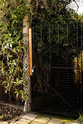 RUIME FAMILIEWONING MET 4 SLPK EN KOER. Perceel 93m2, bewoonbaar 125m2. Stevige woning , type SPLIT-LEVELWONING die in 2018 vernieuwd werd. "Souterrain" gelijkvloers met gescheiden traphall,met dubbele zeer lichtrijke living, eigentijdse keuken en badkamer. Keuken gescheiden van living door kwalitatieve glazen deur. Buitenterras met achtertoegang naar wegje. 1ste verdiep met 2 slaapkamers, waarvan 1 gigantische aan de achterzijde. 2de verdiep idem 2 slaapkamers. EPC 276 en elektriciteit CONFORM. ASBESTVEILIG. Verwarming CV via condenserende HR-gasketel, dubbel glas in vernieuwd PVC buitenschrijnwerk. Een zeer aangename woning in een rustige straat van de steeds ontwikkelende en volkse wijk aan de Muide.
Kom gerust eens kijken en doe een bod. Vastgoedmakelaar Cedric geeft u meer info tijdens uw plaatsbezoek. Bel voor een afspraak naar 054412500 of via onze socials.