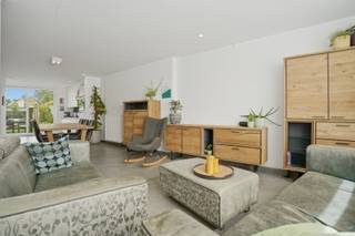 In het gezellige Keiem bevindt zich deze volledig gerenoveerde woning op een aangenaam perceel. De woning werd in 2023 volledig vernieuwd en combineert hedendaags wooncomfort met een energiezuinige afwerking. Dankzij het uitstekende EPC geniet u hier van een uiterst energie-efficiënte woning. Bij het betreden van merkt u meteen de verzorgde afwerking en aangename lichtinval op. De woning heeft drie volwaardige slaapkamers, een stijlvolle badkamer met bad en douche en twee toiletten, wat zorgt voor extra comfort voor het hele gezin. <br />Achteraan bevindt zich een gezellige tuin met terras waar het heerlijk vertoeven is in alle rust en privacy. Deze buitenruimte vormt de ideale plek om te ontspannen of te genieten van zonnige dagen met familie en vrienden. Bent u op zoek naar een instapklare, energiezuinige woning in een rustige, doch centrale omgeving? Dan is deze eigendom in Keiem zeker een bezoek waard.<br />Neem voorsprong met een vrijblijvende en gratis schatting van uw eigendom via:<br />http://www.residentievastgoed.be/gratisonlineschatten<br />EPC: A label (Ref: DI00066)<br />De vermelde prijs is een richtprijs, elk bod wordt voorgelegd aan de eigenaar die zich het recht voorbehoudt om dit te aanvaarden of te weigeren.