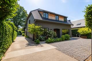 <p>Exclusief te koop bij Immo LEY - Bezoekweekend zaterdag 5 en zondag 6 september - Bod doen mogelijk vanaf € 765.000.</p>
<p><span>Ontdek een villa waar rust, verfijning en exclusief wooncomfort samenkomen op een absolute toplocatie in Schilde-Bergen. Een instapklare eigendom die u elke dag laat genieten van ruimte, licht en een uitzonderlijke tuinbeleving. Dankzij de doordachte renovaties, hoogwaardige afwerking en prachtige lichtinval is dit een woning waar u zonder compromissen kunt wonen en genieten. Een zeldzame combinatie van luxe, privacy en een uitstekende bereikbaarheid maakt van deze villa een unieke opportuniteit gelegen vooraan in Schilde.</span></p>