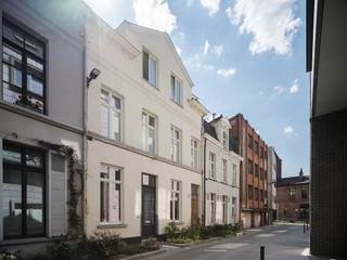 <span><strong>Centrum Gent - Instapklare burgerwoning met 4 slaapkamers, 2 badkamers, stadstuin en inpandig terras op een bijzonder centrale ligging. </strong></span><br /><br /><span><em>Voor meer informatie, mail naar info@carloeggermont.be</em></span><br /><br /><span>Deze karaktervolle woning bevindt zich tussen Portus Ganda en Sint-Jakobs, in een bijzonder rustig gelegen straat.</span><br /><br /><span>De woning onderging een kwalitatieve verbouwing, waarbij onder meer grote raampartijen en hoge plafonds zorgen voor een unieke uitstraling en veel natuurlijke lichtinval.</span><br /><br /><span>De woning beschikt over vier slaapkamers, twee badkamers, een kelder en een praktische voorplaats. Niet te vergeten zijn de ruime en aangename stadstuin en het inpandige terras, die het wooncomfort verder versterken.</span><br /><br /><span>We breden de woning langs een ruime inkomhal met aan de voorzijde een praktische voorplaats (technieken + plaats voor vestiaire en de fiets). Vervolgens vinden we op de hal een eerste gastentoilet en toegang tot de kelder.</span><br /><br /><span>Een grote glazen deur brengt ons in de leefruimte waar hoge plafonds en lichtinval direct de aandacht trekken. Hier vinden we de leefruimte, eetplaats en daaraan gekoppeld een ruime keuken met veel bergruimte. Het groot schuifraam geeft toegang tot een zeer aangename en privatieve buitenruimte.</span><br /><br /><span>Op de eerste verdieping vinden we 2 heel ruime slaapkamers waarvan er één zelfs toegang heeft tot een inpandig terras. Ook vinden we hier een eerste badkamer voorzien van douche en dubbele wastafel en een tweede apart toilet.</span><br /><br /><span>Op de bovenste verdieping vinden nog 2 ruime slaapkamers, het derde toilet en de tweede badkamer voorzien van douche, dubbele wastafel en plaats voor wasmachine en droogkast.</span><br /><br /><span><strong>Samengevat, een uiterst aangename woning op een zeer centrale ligging.</strong></span><br />