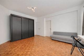 <p><span>Dit verzorgd appartement is gelegen op een </span><span>centrale locatie in de Stad</span><span>, net achter het oude Gerechtsgebouw. Op wandelafstand van Theaterplein, Mechelse plein, het historische centrum en het Zuid.</span></p><p><span>Alle winkels en openbaar vervoer op wandelafstand. </span></p><p><span> </span></p><p><span>Het appartement is gelegen op de </span><span>5de verdieping</span><span> van een goed onderhouden gebouwen heeft een oppervlakte van </span><span>ca. 56m² </span><span>(volgens EPC). Dankzij zijn hoekligging geniet het appartement van veel </span><span>natuurlijke lichtinval</span><span>. Het appartement werd zeer goed onderhouden en is irecent gerenoveerd.</span></p><p><span> </span></p><p><span>Ideaal als </span><span>startersappartement</span><span> of </span><span>investering</span><span>.</span></p><p><span> </span></p><p><span>Indeling:</span></p><p><span>-gelegen op de 5de verdieping</span></p><p><span>-inkomhal</span></p><p><span>-lichte woonkamer (ca. 25m</span><span><sup>2 </sup></span><span>)</span></p><p><span>-aparte keuken</span></p><p><span>-slaapkamer (ca. 18m</span><span><sup>2 </sup></span><span>)</span></p><p><span>-badkamer met inloopdouche, lavabo en toilet</span></p><p><span> </span></p><p><span>Algemeen gebouw:</span></p><p><span>-lift aanwezig</span></p><p><span>-verzorgd gebouw</span></p><p><span> </span></p><p><span>Troeven</span></p><p><span>-centrale ligging </span></p><p><span>-EPC-score B</span></p><p><span>-lichtrijk appartement</span></p><p><span>-verhuurd aan €825 + €100</span></p><p><span>-ideaal als investering of startersappartement</span></p><p><span> </span></p><p><span>Ben jij geïnteresseerd in dit appartement in Antwerpen, ben je op zoek naar ander vastgoed of wens je de waarde van jouw eigendom te kennen? Dan ben je bij BOLT immo aan het juiste adres! Wij helpen jou graag verder.</span></p><p><span> </span></p>