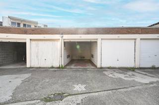 Nabij het centrum van Gent wordt deze vlot bereikbare garagebox te koop aangeboden. De garagebox is uitstekend gelegen, met een vlotte aansluiting...