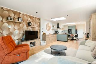 Op zoek naar een instapklare woning met veel comfort, en een uitstekende ligging? Dan is deze gerenoveerde woning beslist een bezoek waard!De woning is gunstig gelegen tussen het centrum van Kapellen en Hoevenen, met openbaar vervoer op korte afstand. Dankzij de nabijheid van belangrijke invalswegen zijn zowel Antwerpen als Nederland vlot en snel bereikbaar.Bij het binnenkomen wordt u meteen verwelkomd in de volledig vernieuwde leefruimte, waar de moderne keuken en de gezellige living harmonieus in elkaar overvloeien tot één ruime, open leefruimte. De ideale plek om samen te koken, te ontspannen en gezellig tijd door te brengen.Op het gelijkvloers bevindt zich bovendien een ruime slaapkamer met aansluitende, een volledig nieuwe badkamer. Deze badkamer is uitgerust met een ligbad, lavabo en toilet. Vooraan de woning vinden we de praktische wasplaats. Hier vinden we ook de zonneboiler terug.Naast de trap naar de eerste verdieping bevindt zich nog een extra ruimte die perfect kan worden ingericht als bureau, hobbyruimte of speelkamer. Verder is er een kleine kelderruimte aanwezig die uitstekend dienst kan doen als extra bergruimte.Op de bovenverdieping bevinden zich nog twee slaapkamers en een tweede badkamer, voorzien van een douche, lavabo en toilet. Hierdoor beschikt de woning over maar liefst drie slaapkamers en twee badkamers, wat zorgt voor een bijzonder comfortabele gezinswoning.Een extra troef is de zij-ingang naast de woning. Hierdoor kunt u fietsen, vuilnisbakken en ander materiaal eenvoudig rechtstreeks naar de tuin brengen, zonder door de woning te moeten.De diepe tuin biedt volop mogelijkheden om heerlijk van het buitenleven te genieten. Het ruime terras vormt de perfecte plek voor gezellige zomeravonden en achteraan de tuin bevindt zich nog een grote tuinberging, ideaal voor fietsen, tuinmateriaal en extra opslag.Troeven op een rijtje:Gerenoveerde woning3 slaapkamers2 nieuwe badkamersNieuwe open keuken en leefruimteRuime tuin met groot terrasGrote tuinbergingPraktische zij-ingangExtra ruimte voor bureau, hobby of speelkamerKelderruimte voor extra bergruimteOpenbaar vervoer vlakbijGoede verbinding naar Antwerpen en NederlandGelegen tussen het centrum van Kapellen en HoevenenEen zeer leuke, instapklare woning met een praktische indeling en tal van troeven. Deze woning moet u zeker gezien hebben!Graag een bezoek inplannen?☎️ 0472 74 03 15✉️ wim@lefevervastgoed.beWeergegeven oppervlakte is overgenomen van het EPC en louter indicatief.