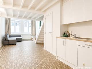 <p>Located in the charming Wolstraat, in the heart of Antwerp's historic city centre, this duplex apartment is situated in a small-scale building with only one other residential unit.<span></span></p>
<p>The ground floor comprises a cosy living area with an open-plan kitchen, equipped with all necessary comforts. Adjacent is a practical storage room with connections for a washing machine. This level also offers a versatile room, ideal as a home office, dressing room or hobby space, as well as a separate toilet.</p>
<p>The upper floor features the bedroom with an open bathroom, equipped with a shower and washbasin.</p>
<p>Its central location places shops, restaurants, public transport and numerous amenities within walking distance.</p>