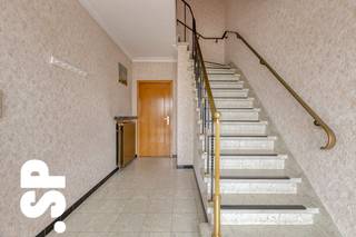 Karaktervolle woning met centrale ligging in Geel<br /><br />Deze gezinswoning verwelkomt je via een inkomhal die leidt naar een lichtrijke en aangename leefruimte voorts kom je uit in de keuken met eethoek van waaruit je de kelder kan betreden, wat zorgt voor extra opbergruimte. Voorts is er ook nog een berging met aansluiting voor de wasmachine hierna bevindt zich ook een badkamer met een bad en lavabo.<br /><br />De eerste verdieping telt 3 slaapkamers, alsook een badkamer met toilet, lavabo en douche.<br /><br />Buiten bevindt de garage/bergruimte. Verder beschikt de woning over een fijne tuin, centraal gelegen in Geel.<br /><br />EPC C: 202Kwh/m²<br /><br />Troeven:<br />- Centrale ligging in Geel, vlakbij het station<br />- Garage met opbergruimte<br />- Lichtrijke leefruimte<br />- 2 badkamers<br />- Karaktervolle woning<br /><br />Voor meer informatie of een bezoek ter plaatse, kan u contact opnemen met IMMO SP via 014 59 10 20 of mailen naar jill@immosp.be. Benieuwd naar de waarde van uw eigen woning? Vraag vrijblijvend een gratis verkoopanalyse aan – wij helpen u graag verder!