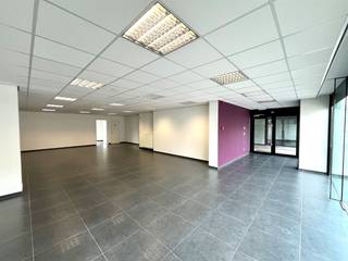 Dit handelspand van 164 m² biedt veel mogelijkheden. De voorzijde is voorzien van een brede etalage die opvalt in het straatbeeld. Verder is er...