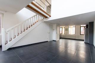 <div><div> <p>Duplex appartement met dakterras.</p><p>Op de 2de en 3de verdieping bevindt zich dit luxueus afgewerkt duplexappartement nabij het Sint-Jansplein. De 2de verdieping omvat een lichtrijke leefruimte op tegelvloer met een volledig ingerichte, open keuken voorzien van alle toestellen. Op de 3de verdieping vinden we de slaapkamer en de badkamer, uitgerust met een douche en dubbele wastafel. Bijkomend is er een gemeenschappelijke fietsenberging aanwezig. Een instapklaar appartement met een hoogwaardige afwerking en een aangename buitenruimte! Algemene onkosten: € 150/maand (voorschot privatieve verwarming en water). </p></div> </div>