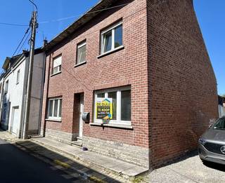 Deze te renoveren woning is gelegen in de Sint-Medardusstraat 4 te Bertem, een uitstekende locatie in de dorpskern met alle voorzieningen op wandelafstand. Bakker, scholen, openbaar vervoer, Delhaize, Aldi en andere lokale handelaars bevinden zich vlakbij.<br />Dankzij de vlotte verbinding met de Tervuursesteenweg, de E40 en de nabijheid van Leuven en Brussel, combineert deze ligging een dorpsgevoel met een optimale bereikbaarheid.<br />De woning betreft een grondig te renoveren gesloten bebouwing, gelegen op een ruim en breed perceel dat tal van mogelijkheden biedt voor wie op zoek is naar een renovatieproject met toekomst.<br />Bij het betreden van de woning kom je in de ruime woon- en eetkamer. Het gelijkvloers omvat verder een bureau, wasplaats, kleine badkamer, toilet, stookruimte en een zeer ruime bergruimte die toegang geeft tot de grote tuin achteraan.<br />De ruime keuken sluit aan op de koer, wat extra potentieel biedt voor een aangename buitenruimte.<br />Op de eerste verdieping bevinden zich drie slaapkamers, evenals twee bergruimtes.<br />Daarnaast is er nog een zolderverdieping die extra uitbreidingsmogelijkheden biedt, bijvoorbeeld voor bijkomende kamers of een hobbyruimte.<br />Kortom: een woning met enorm veel potentieel, ideaal voor wie niet terugdeinst voor renovatie en zijn eigen woonproject wil realiseren op een toplocatie.<br />Aktedatum af te stemmen met eigenaar + 1 maand kosteloos uitgesteld genot na aktedatum
