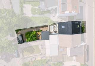 Op een prachtige locatie in het geliefde Kanne, op een steenworp van chateau Neercanne, bevindt zich deze unieke en sfeervolle halfopen woning die tal van mogelijkheden biedt. Een ideale eigendom voor wie op zoek is naar een charmante gezinswoning, een tweede verblijf of een interessante investering met verhuurmogelijkheden.<br /><br />Deze karaktervolle woning werd met veel liefde en oog voor detail gerenoveerd, waarbij de authentieke uitstraling gecombineerd werd met hedendaags comfort. De warme sfeer, de kwalitatieve afwerking en de gezellige inrichting zorgen ervoor dat je je hier onmiddellijk thuis voelt.<br /><br />De woning beschikt over een aangename leefruimte, een moderne keuken met alle nodige apparaturen, 3 slaapkamers en 2 badkamers in het hoofdgebouw en een kelderruimte die opgesplits is in een inkom, apart toilet en opslagruimte. Dankzij de praktische indeling is de woning geschikt voor zowel permanente bewoning als recreatief gebruik.<br /><br />Vervolgens hebben we het kleine huisje in de tuin die beschikt over een extra badkamer, een kleine woonkamer met keukentje en een slaapkamer op het eerste verdiep.<br /><br /><strong>Veelzijdige mogelijkheden:</strong><br />- Ideaal als vaste gezinswoning;<br />- Perfect als tweede verblijf in een toeristische omgeving;<br />- Interessante investering met verhuurpotentieel;<br />- Mogelijkheid tot combinatie van eigen gebruik en verhuur.<br /><br />De ligging is een absolute troef. Kanne staat bekend om zijn prachtige natuur, wandel- en fietsroutes, het unieke mergellandschap en de nabijheid van Maastricht. De woning vormt hierdoor een uitstekende uitvalsbasis voor zowel bewoners als bezoekers die houden van rust, cultuur en ontspanning.<br /><br /><strong>Troeven:</strong><br />- Karaktervolle en sfeervolle woning;<br />- Instapklaar;<br />- Gerenoveerd met behoud van charme;<br />- 3 slaapkamers in het hoofdgebouw;<br />- 2 badkamers in het hoofdgebouw;<br />- Tiny house met extra woon-, slaapkamer en badkamer<br />- Residentieel gebruik én verhuurmogelijkheden;<br />- Topligging nabij natuur en Maastricht.<br /><br />Een unieke kans voor wie wonen, genieten en investeren wil combineren. Wil jij graag de charme van deze woning ontdekken, aarzel niet en neem contact met ons op:<br /><strong>Tel.: 0032 (0) 485 97 49 28<br />E-mail: info@co-realestate.be</strong>
