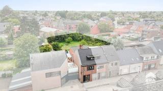 <br />Bent u op zoek naar een ruime woning met een centrale ligging, een grote tuin en heel wat mogelijkheden? Dan is deze woning aan Vaartstraat 11 in Balen zeker het ontdekken waard.<br />De woning geniet van een bijzonder interessante ligging vlak bij het centrum van Balen. Winkels, scholen, horeca en dagelijkse voorzieningen bevinden zich op korte afstand. Ook het openbaar vervoer is vlot bereikbaar, met bushaltes op wandelafstand en het station van Balen op slechts enkele minuten. Daarnaast zorgen de nabijgelegen verbindingswegen voor een goede bereikbaarheid van omliggende gemeenten.<br />Ondanks deze centrale ligging beschikt de woning over een ruime tuin, waardoor u achter de woning geniet van een aangename buitenruimte. De tuin is bovendien bereikbaar met de wagen, wat een praktische meerwaarde is.<br /><br /><strong>Troeven </strong>
<ul><li>Zeer centrale ligging in Balen - centrum</li><li>Ruime woning</li><li>3 slaapkamers - waarvan slaapkamer op gelijkvloers</li><li>Praktische wasruimte</li><li>Ruime tuin</li><li>Tuin bereikbaar met de wagen</li><li>Tal van mogelijkheden om de woning naar eigen smaak aan te passen</li><li>Winkels, scholen en voorzieningen op korte afstand</li><li>Goede verbinding met openbaar vervoer en omliggende gemeenten</li><li>EPC-label D: geen renovatieverplichting op basis van het huidige EPC.</li></ul>
Een ruime woning met karakter, een grote tuin en vooral heel veel mogelijkheden, dit op een bijzonder centrale locatie in Balen. Bent u benieuwd naar de ruimte en indeling die deze woning te bieden heeft? Dan nodigen wij u graag uit om ze zelf te komen ontdekken.