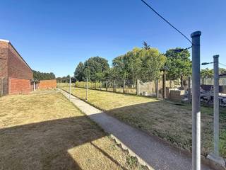Op zoek naar een woning met potentieel? Deze solide halfopen bebouwing in de Poelstraat te Lebbeke biedt tal van mogelijkheden voor wie een woning volledig naar eigen smaak wil renoveren.<br /><br />De woning beschikt over een stevige constructie met betonnen welving en vormt daardoor een interessante basis voor een renovatieproject. Achteraan geniet u van een aangenaam uitzicht op de omliggende natuur, wat zorgt voor een bijzonder rustige woonomgeving.<br />Ook naar bereikbaarheid toe is deze woning gunstig gelegen, met een vlotte aansluiting naar belangrijke uitvalswegen en omliggende gemeenten. <br /><br />Aan de voorzijde beschikt de woning over een ruime oprit, met garage en praktische bergplaats. Hierdoor is er voldoende parkeergelegenheid en bergruimte.<br /><br /><u><strong>Troeven:</strong></u><br /><br />Halfopen bebouwing<br />Solide constructie met betonnen welving<br />Volledig te renoveren naar eigen smaak<br />Rustig en groen uitzicht achteraan<br />Gunstige ligging nabij belangrijke uitvalswegen<br />Ruime oprit<br />Garage<br />Bergplaats<br />Interessant renovatie- en woonpotentieel<br /><br />Neem vandaag nog contact op voor meer informatie of om een bezichtiging in te plannen. Peggy 0478/37.00.82 of per mail naar peggy@berno.be.<br />