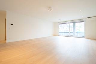 <p><span>Ruim appartement met 1 slaapkamer en autostaanplaats in het hartje Sint-Niklaas !</span><span><br /><br /></span></p><p><span>Het appartement is gelegen op een uitstekende locatie op wandelafstand van alle belangrijke faciliteiten in de stad en beschikt tevens over een overdekte autostaanplaats.</span></p><p><span> </span></p><p><span>INDELING</span></p><p><span>Inkomhal met apart toilet </span></p><p><span>Ruime woonkamer met open keuken.</span></p><p><span>Slaapkamer.</span></p><p><span>Stijlvolle badkamer voorzien van een inloopdouche &amp; dubbel lavabomeubel.</span></p><p><span>Ruime berging met o.a aansluitingen voor wasmachine en droogkast.</span></p><p><span>Terras aan de achterzijde van het gebouw.</span></p><p><span> </span></p><p><span>EXTRA</span></p><p><span>Absolute toplocatie op wandelafstand van alle faciliteiten (winkelstraat, station, scholen,...).</span></p><p><span>Overdekte autostaanplaats in het gebouw.</span></p><p><span>Lichtinval is een grote troef.</span></p><p><span>Zeer vlotte verbindingsmogelijkheden.</span></p><p><span>Gunstig EPC-attest!</span></p><p><span> </span></p><p><span>€25 gemeenschappelijke kosten. </span></p><p><span>Onmiddellijk beschikbaar.</span></p><p><span> </span></p><p><span> </span></p>