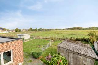 Op een sublieme landelijke locatie op de grens Asse/Affligem bevindt zich deze vrijstaande villa op een perceel van circa 6 are. De woning geniet van een bijzonder aangename en groene omgeving met prachtige vergezichten en biedt een uitstekende basis voor wie op zoek is naar een solide woning met heel wat renovatiepotentieel.
De woning beschikt op het gelijkvloers over een inkomhal met gastentoilet, een leefruimte en een keuken met rechtstreekse toegang tot het terras en de tuin. Verder bevinden zich op deze verdieping een badkamer en een inpandige garage.
Op de eerste verdieping zijn drie slaapkamers aanwezig. Daarnaast is er de mogelijkheid om hier een tweede badkamer in te richten, waardoor de woning perfect kan worden aangepast aan het hedendaagse wooncomfort. Een bergzolder zorgt voor bijkomende praktische opslagruimte.
Deze villa vormt het ideale renovatieproject voor wie op zoek is naar een degelijk gebouwde woning die, mits de nodige moderniseringswerken, kan worden omgevormd tot een prachtige en toekomstgerichte gezinswoning. De combinatie van de vrijstaande bebouwing, het mooie perceel en vooral de uitzonderlijk rustige ligging met groen en weidse vergezichten maakt dit een eigendom met bijzonder veel potentieel.
Meer info: Michael@immoaccenta.be