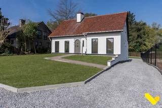 Instapklare, gerenoveerde woning met 3 slaapkamers, ruime tuin en ideale ligging!Bent u op zoek naar een gezellige, stijlvolle en volledig...