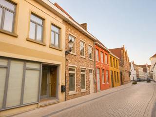 In het centrum van Brugge, op wandelafstand van de Markt verkopen wij een opbrengstgebouw bestaande uit twee appartementen. Beide appartementen zijn vrij van huur en onmiddellijk beschikbaar. <br /><br />Het gebouw beschikt over een aparte inkomhal en individuele tellers voor beide entiteiten. <br /><br />GELIJKVLOERS: Een nog in te richten appartement met een mooie stadstuin/terras. Het appartement omvat een nuttige oppervlakte van 70 m² exclusief het terras van 20 m². Een praktische indeling met een grote woonkamer aan de straatkant, een in te richten open of aparte keuken, één extra grote slaapkamer en een badkamer. Achteraan een mooie binnentuin met terras. Dit appartement is nog in te richten. <br /> <br />VERDIEPING: Leuk appartement - duplex - omvattende een inkom, een mooie leefruimte met een open en ingerichte keuken, douchekamer en wasplaats en in de dakverdieping twee slaapkamers. <br /><br />Momenteel is er een vergunning in aanvraag voor een bestemmingswijziging voor het gelijkvloers van handel naar woonst. <br /><br />Bijkomend: aparte tellers, overal dubbele beglazing, conformiteitsattest duplex voorzien... . <br /><br />Bezoeken? Graag na afspraak met Willem Cauwels op GSM 0477.60.12.16.