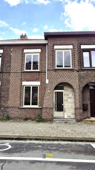 INDELING:We komen de woning binnen in een betegelde inkomhal. Vooraan de gelijkvloerse verdieping bevindt zich de leefruimte, deze staat in relatie...