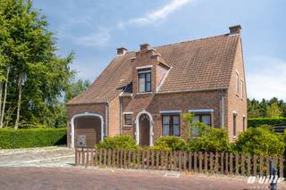 Deze charmante en verzorgde woning in een rustige, doodlopende straat in het hart van Erps-Kwerps heeft de ideale indeling en zelfs nog uitbreidingspotentieel. Gelijkvloers met ruime inkom- en traphal, gastentoilet, gezellige woon- en eetkamer met aansluitend terras, keuken en een praktische berging. Eerste verdieping beschikt over een ruime nachthal, 3 volwaardige slaapkamers en een comfortabele badkamer met douche, 2 lavabo's, toilet en bidet. Oprit, garage en een ruime zolder die perfect kan worden ingericht als extra slaapkamers of hobbyruimte.<br />Op wandelafstand van scholen, speeltuin, winkels en openbaar vervoer, op slechts 1,5 km van het station en met een vlotte verbinding naar Brussel en Leuven. Bovendien biedt een voetweg naast het huis rechtstreeks toegang tot het prachtige Silsombos, en tal van wandel- en fietsroutes.